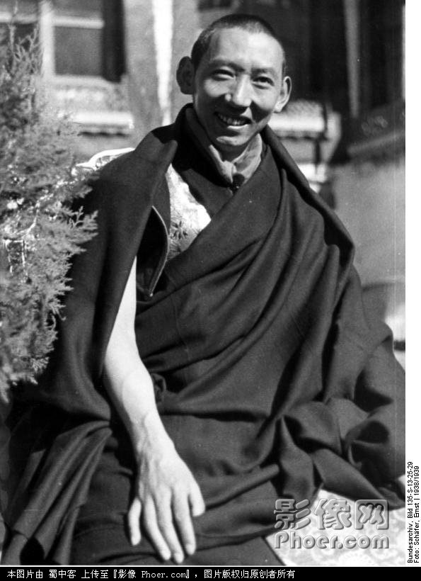 Bundesarchiv_Bild_135-S-13-25-29,_Tibetexpedition,_Regent_von_Tibet.jpg