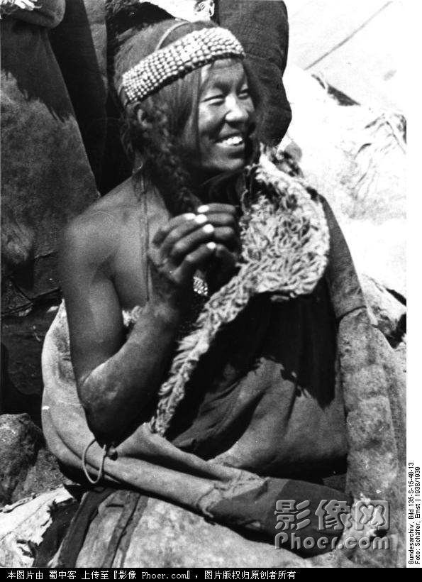 Bundesarchiv_Bild_135-S-15-48-13,_Tibetexpedition,_Golok_Frau.jpg