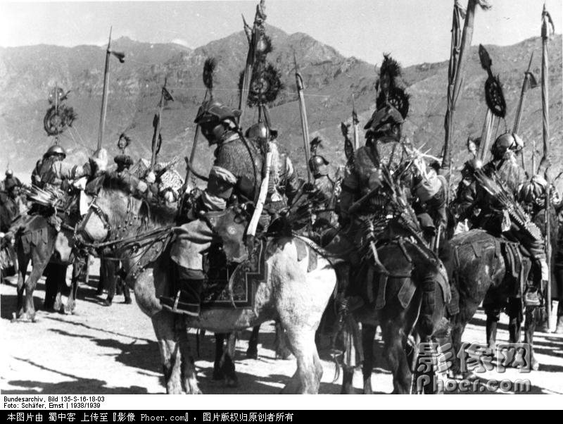 bundesarchiv_bild_135-s-16-18-03__tibetexpedition__neujahrsparade__rta_pa_reiter.jpg
