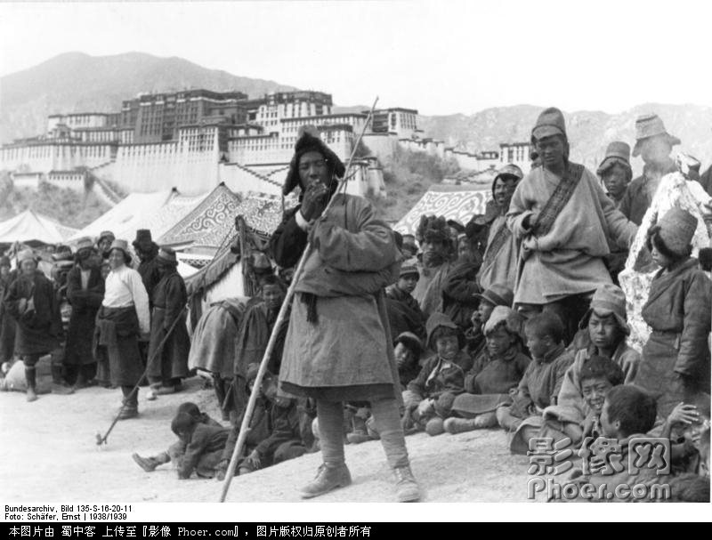 Bundesarchiv_Bild_135-S-16-20-11%2C_Tibetexpedition%2C_Neujahrsfest%2C_Zuschauer.jpg