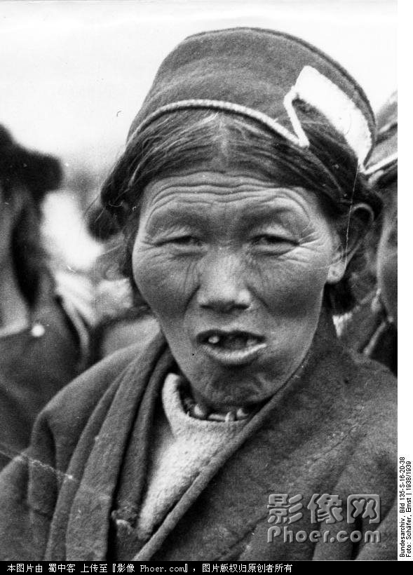Bundesarchiv_Bild_135-S-16-20-38,_Tibetexpedition,_Tibeterin.jpg
