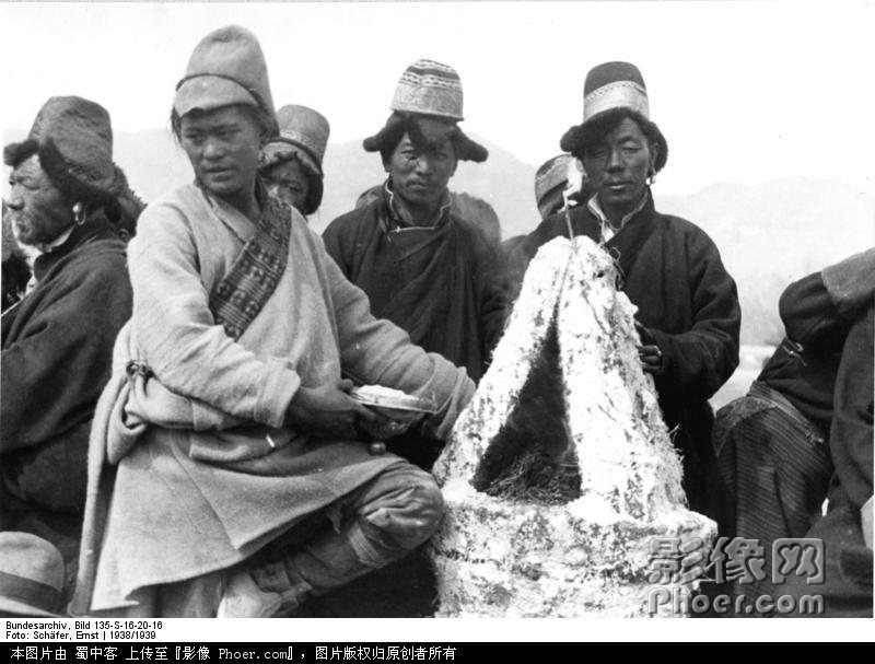 Bundesarchiv_Bild_135-S-16-20-16,_Tibetexpedition,_Neujahrsfest_Lhasa.jpg