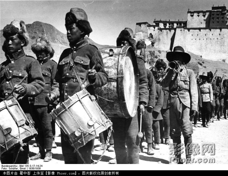 Bundesarchiv_Bild_135-S-17-14-24%2C_Tibetexpedition%2C_Shigatse%2C_Truppenparade.jpg