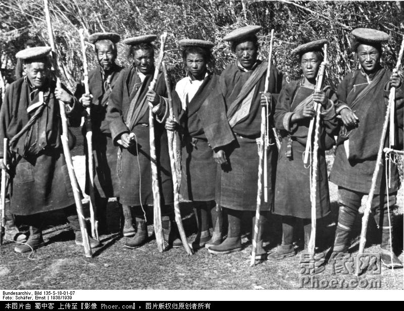 Bundesarchiv_Bild_135-S-18-01-07,_Tibetexpedition,_Knppelgarde_in_Tracht.jpg