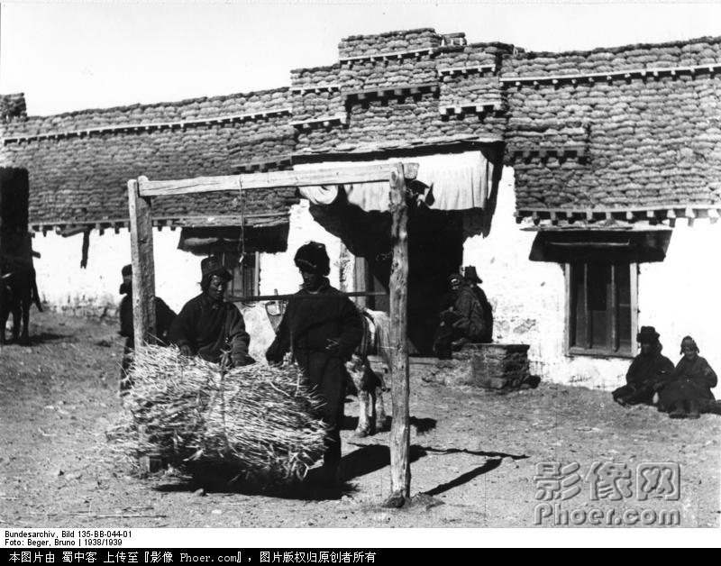 Bundesarchiv_Bild_135-BB-044-01,_Tibetexpedition,_Haus_und_Tibeter_in_Phari_Dzong.jpg