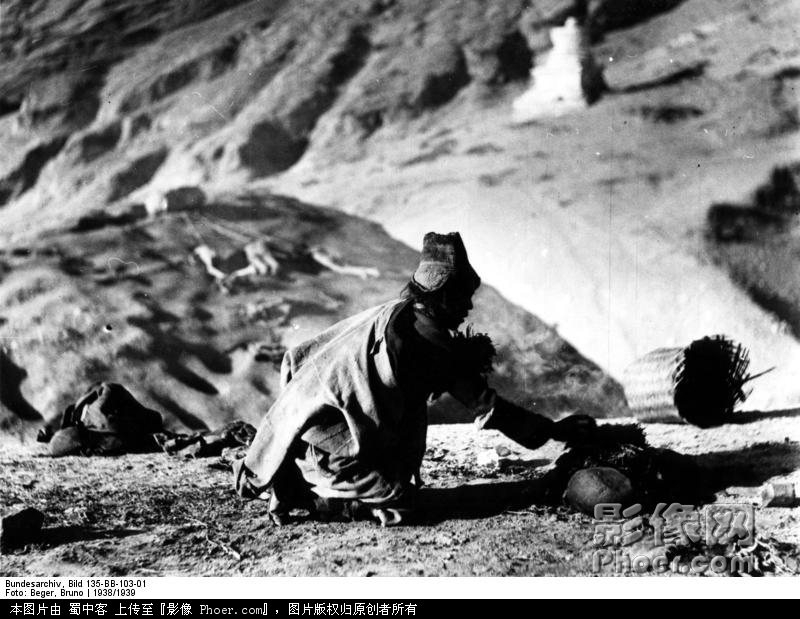 Bundesarchiv_Bild_135-BB-103-01,_Tibetexpedition,_Vorbereitung_Himmelsbestattung.jpg