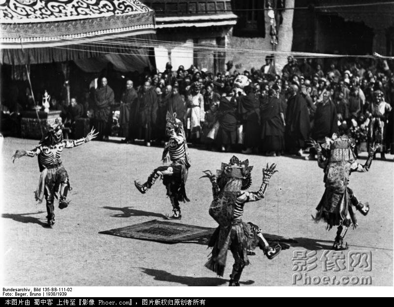 Bundesarchiv_Bild_135-BB-111-02,_Tibetexpedition,_Neujahrsfest_im_Potala.jpg