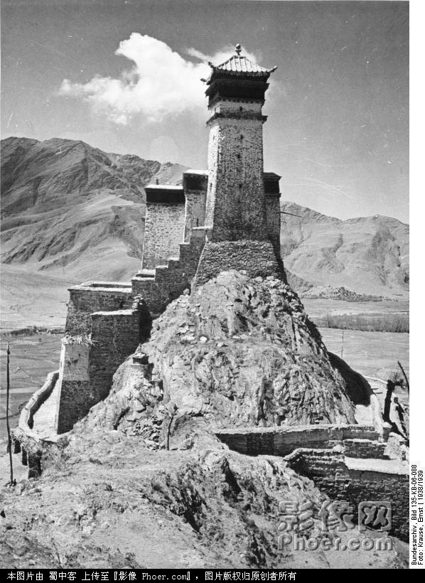 Bundesarchiv_Bild_135-KB-06-088,_Tibetexpedition,_Kloster,_Yumbu_Lagang.jpg