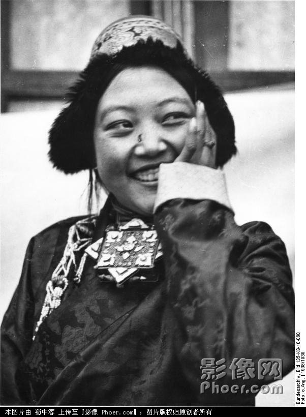 Bundesarchiv_Bild_135-KB-10-060,_Tibetexpedition,_Tibeterin_aus_Lhasa.jpg