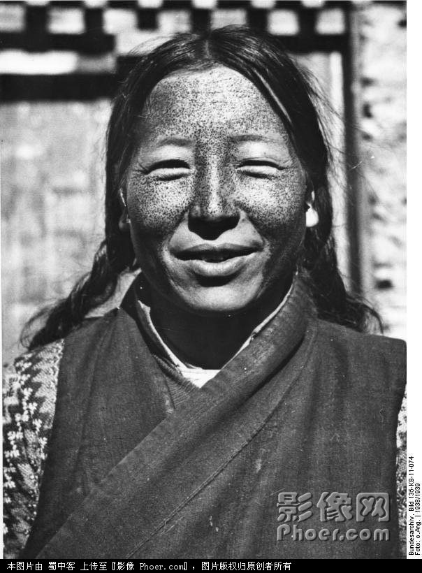 Bundesarchiv_Bild_135-KB-11-074,_Tibetexpedition,_Tibeterin_aus_dem_Chumbital.jpg