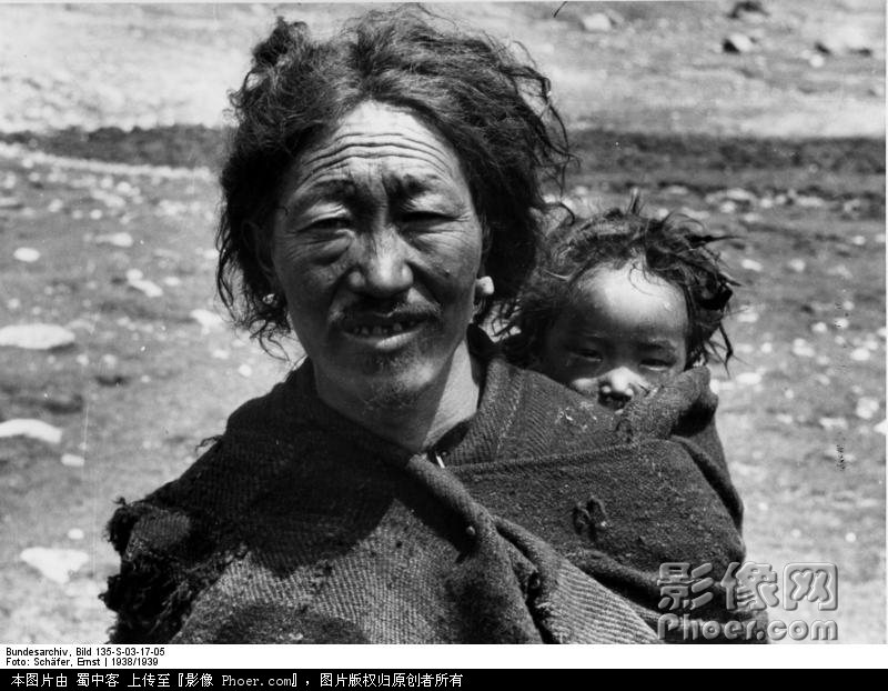 Bundesarchiv_Bild_135-S-03-17-05,_Tibetexpedition,_Tibeter_mit_Kleinkind.jpg