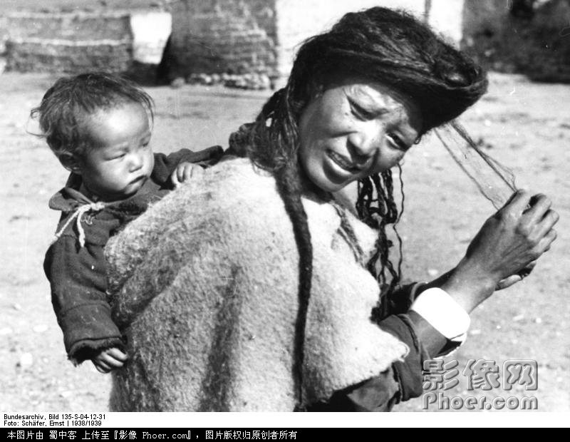 Bundesarchiv_Bild_135-S-04-12-31,_Tibetexpedition,_Tibeterin_mit_Kleinkind.jpg