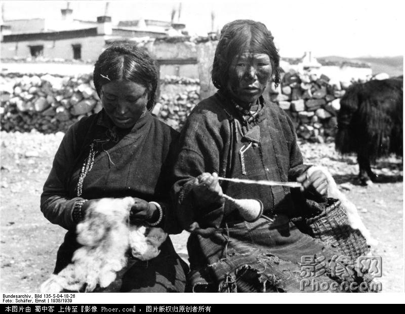 Bundesarchiv_Bild_135-S-04-18-26,_Tibetexpedition,_Spinnende_Tibeterinnen.jpg