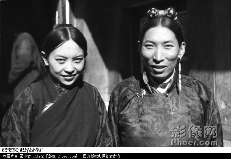 Bundesarchiv_Bild_135-S-07-03-07,_Tibetexpedition,_Herr_und_Frau_Dzongpen.jpg
