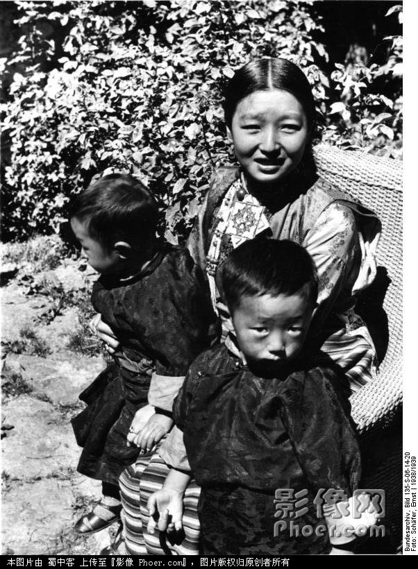 Bundesarchiv_Bild_135-S-06-14-20,_Tibetexpedition,_Tibeterin_mit_Kindern.jpg