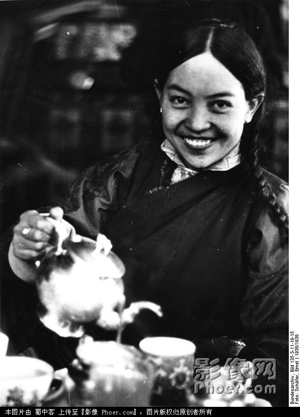 Bundesarchiv_Bild_135-S-11-19-15,_Tibetexpedition,_Frau_Dzongpen.jpg
