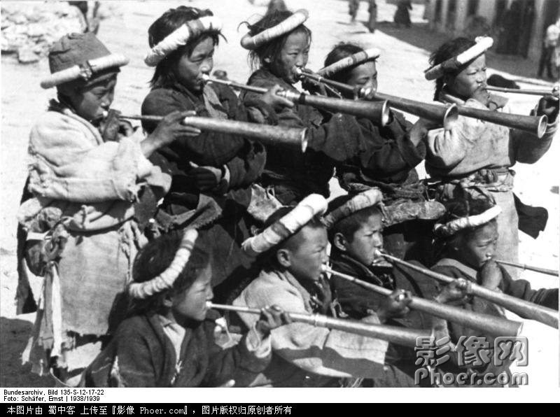 Bundesarchiv_Bild_135-S-12-17-22,_Tibetexpedition,_Neujahrsfest_Lhasa.jpg