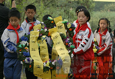 眉山:万人苏公陵前祭“三苏” 眉山:万人苏公陵前祭“三苏”
