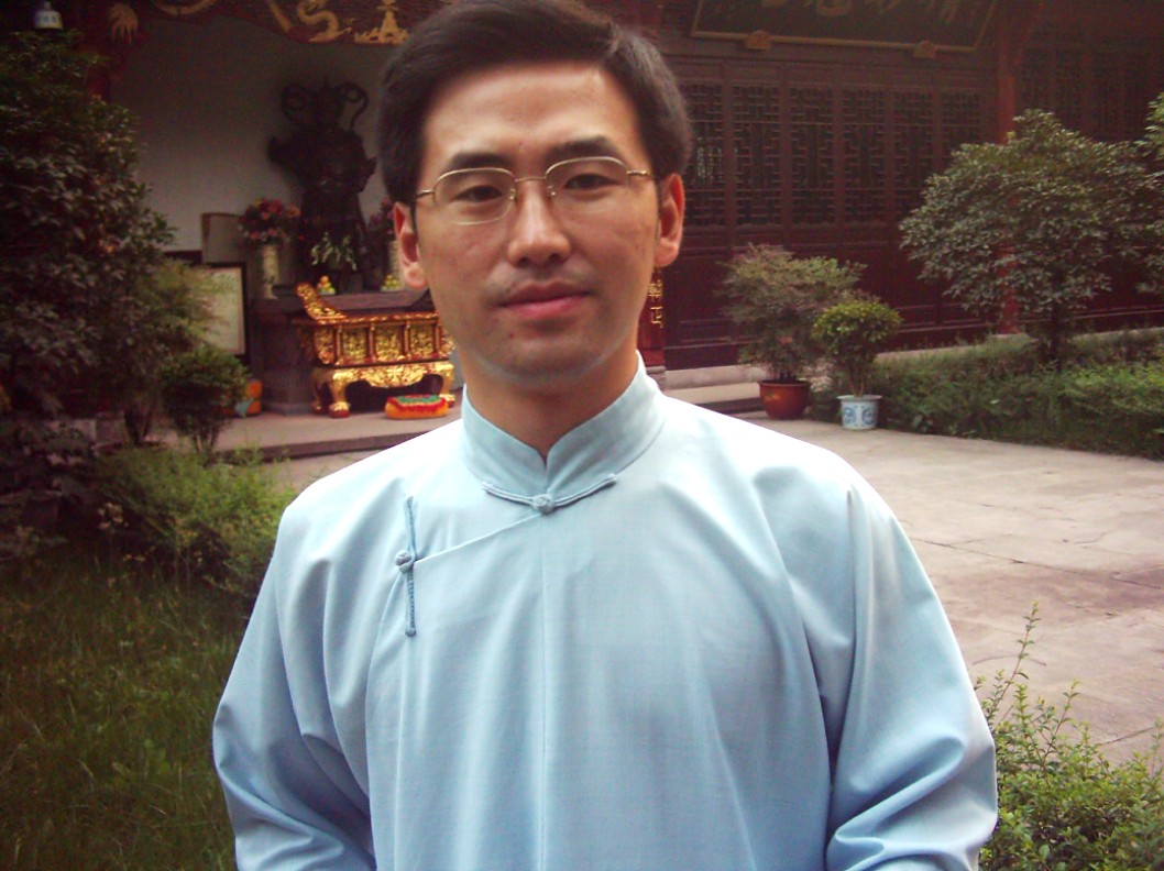 李浬在大慈寺院内