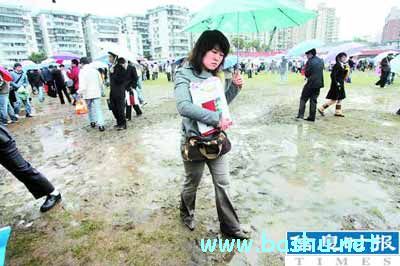 广州3万大学生排队求职 雨中冻得脸青手抖 广州3万大学生排队求职 雨中冻得脸青手抖