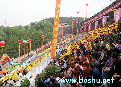 黑龙滩千人放歌迎“五一” 黑龙滩千人放歌迎“五一”