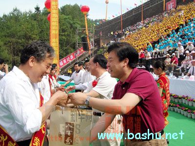 黑龙滩千人放歌迎“五一” 黑龙滩千人放歌迎“五一”