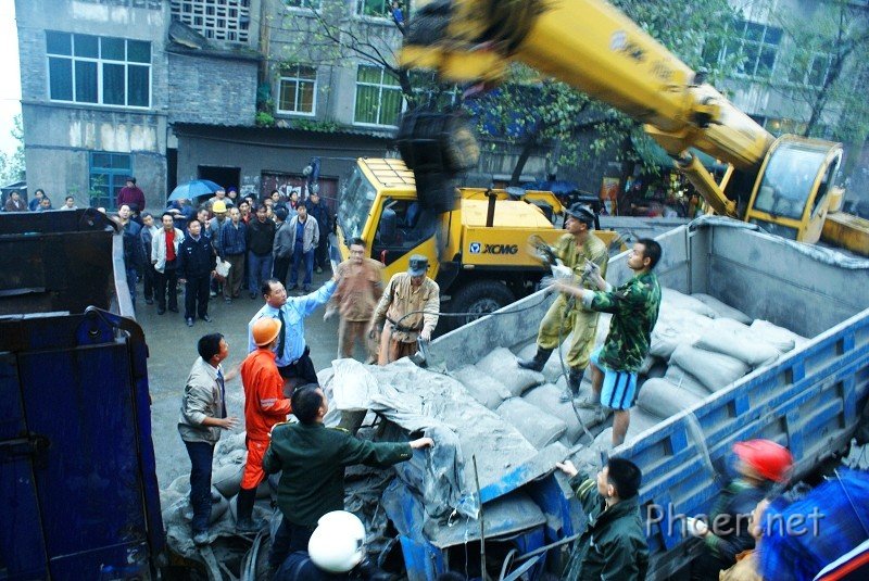 吊车前来增援 吊车前来增援